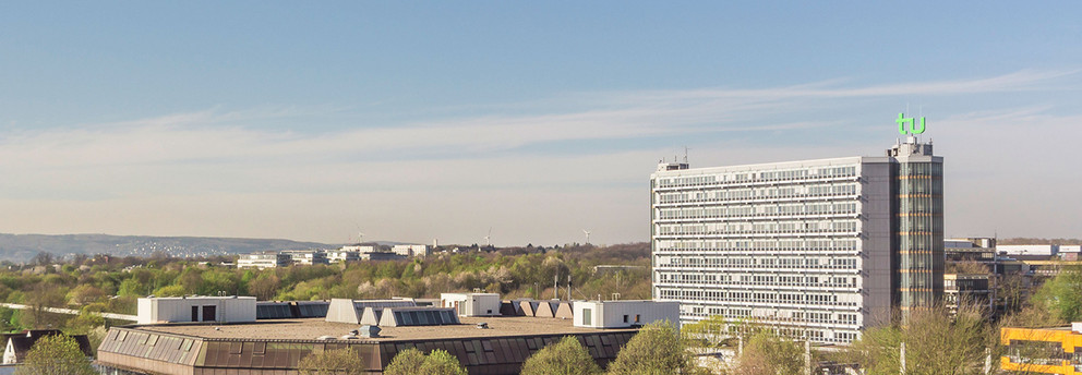 TU Dortmund Campus Campusgebäude und Mathetower mit TU Logo